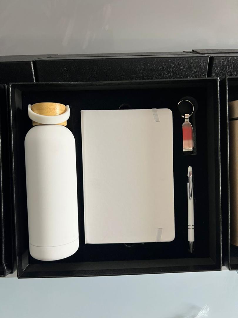 Coffret : Gourde, Agenda, Stylo et Porte clé